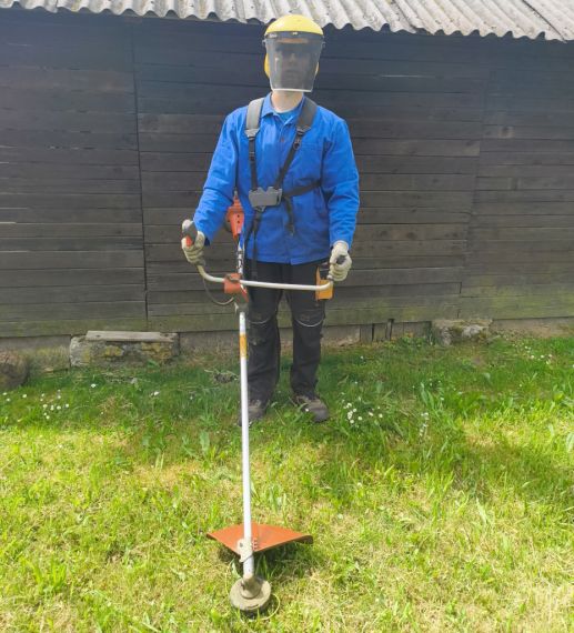 Likvidace vysoké trávy a plevele