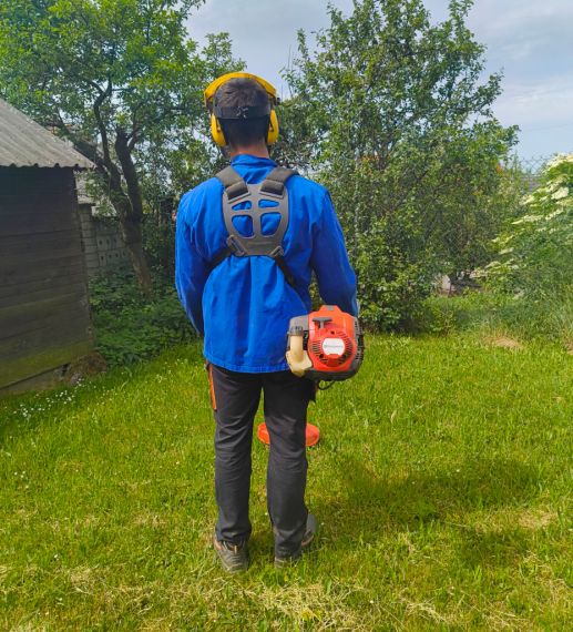 Údržba přerostlých ploch křovinořezem